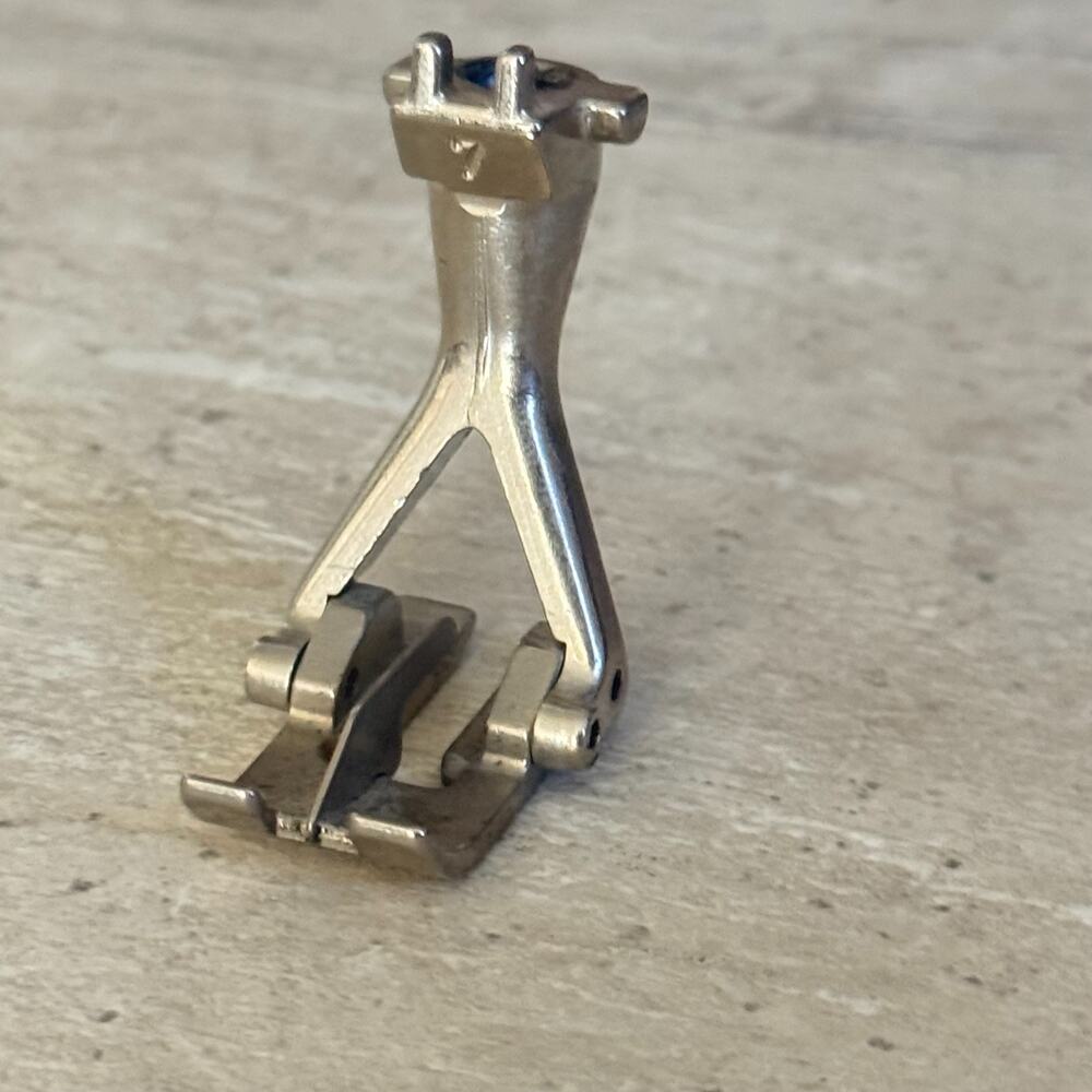 Bernina Old Style Presser Foot #7 Tailor Tack Foot